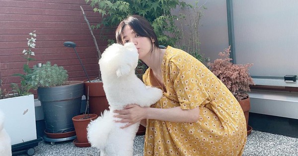 Song Hye Kyo khoe khoảnh khắc bình yên bên cún cưng, nhưng mặt mộc hoàn hảo mới là tiêu điểm