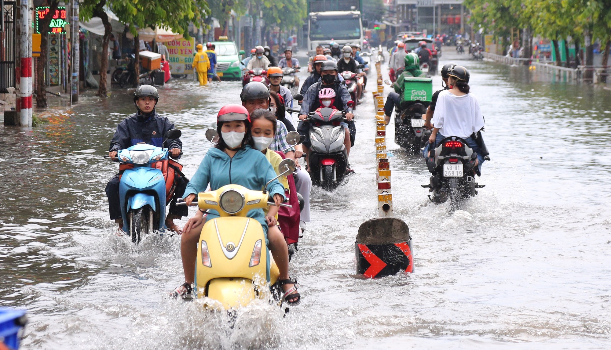 Mưa lớn ở TP.HCM nhấn chìm nhiều tuyến đường - Ảnh 2.