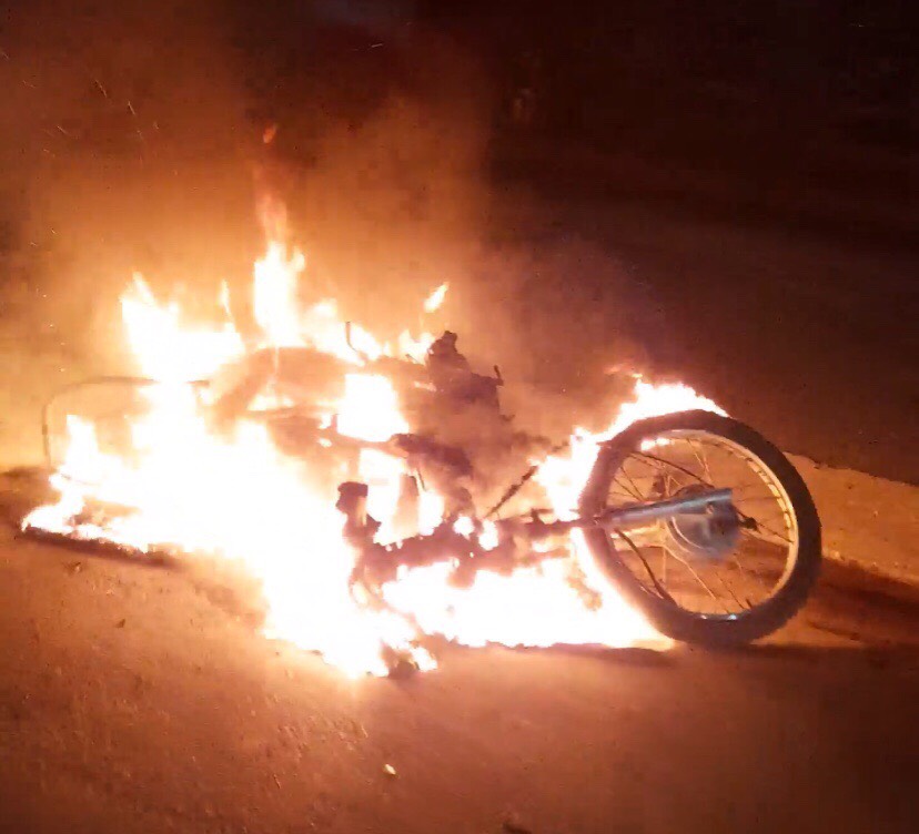 Thanh niên quê Đắk Lăk chửi bới, la hét rồi đốt xe máy tại Long An - Ảnh 1.