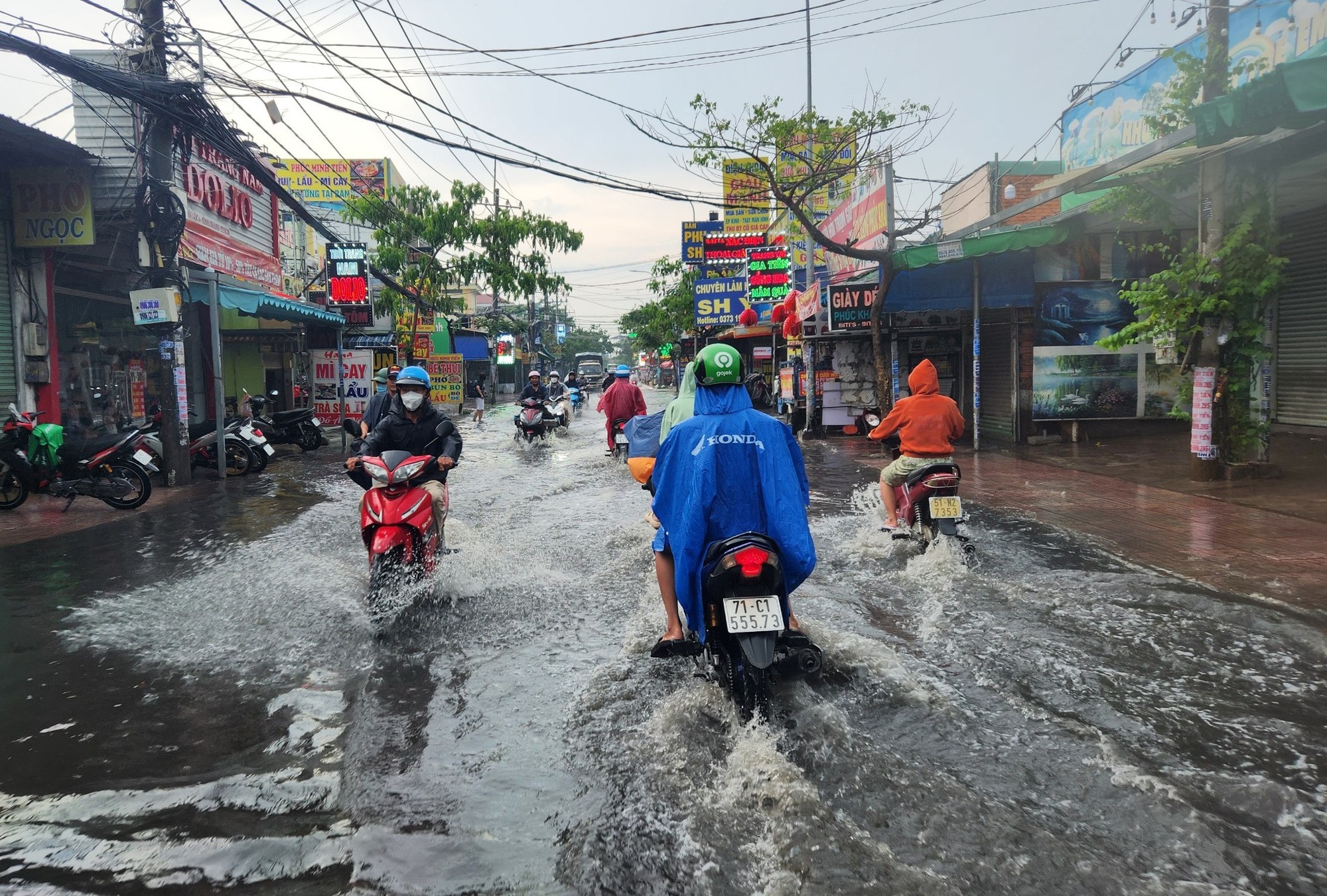 Mưa lớn ở TP.HCM nhấn chìm nhiều tuyến đường - Ảnh 8.