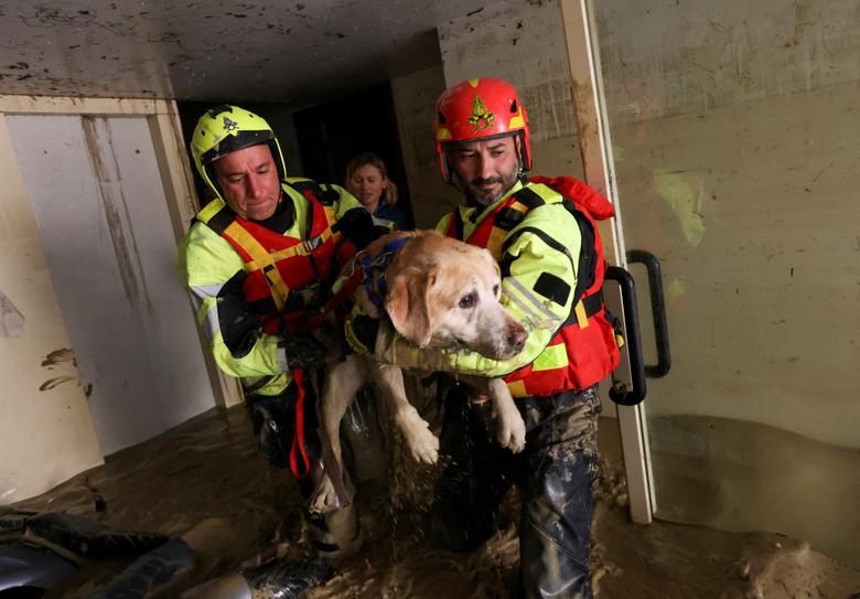 Chùm ảnh: Lũ lụt lịch sử càn quét quốc gia châu Âu, tàn phá khủng khiếp khiến nhiều người thiệt mạng  - Ảnh 9.