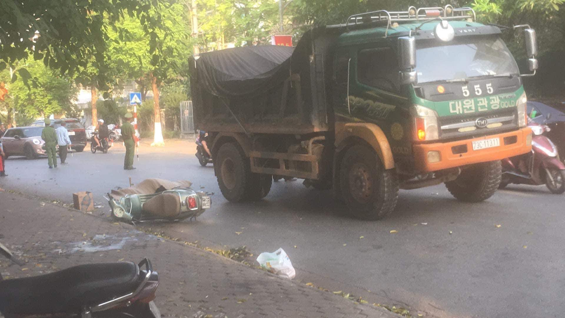 Xe tải gây tai nạn chết người trên phố ở Hà Nội - Ảnh 1.