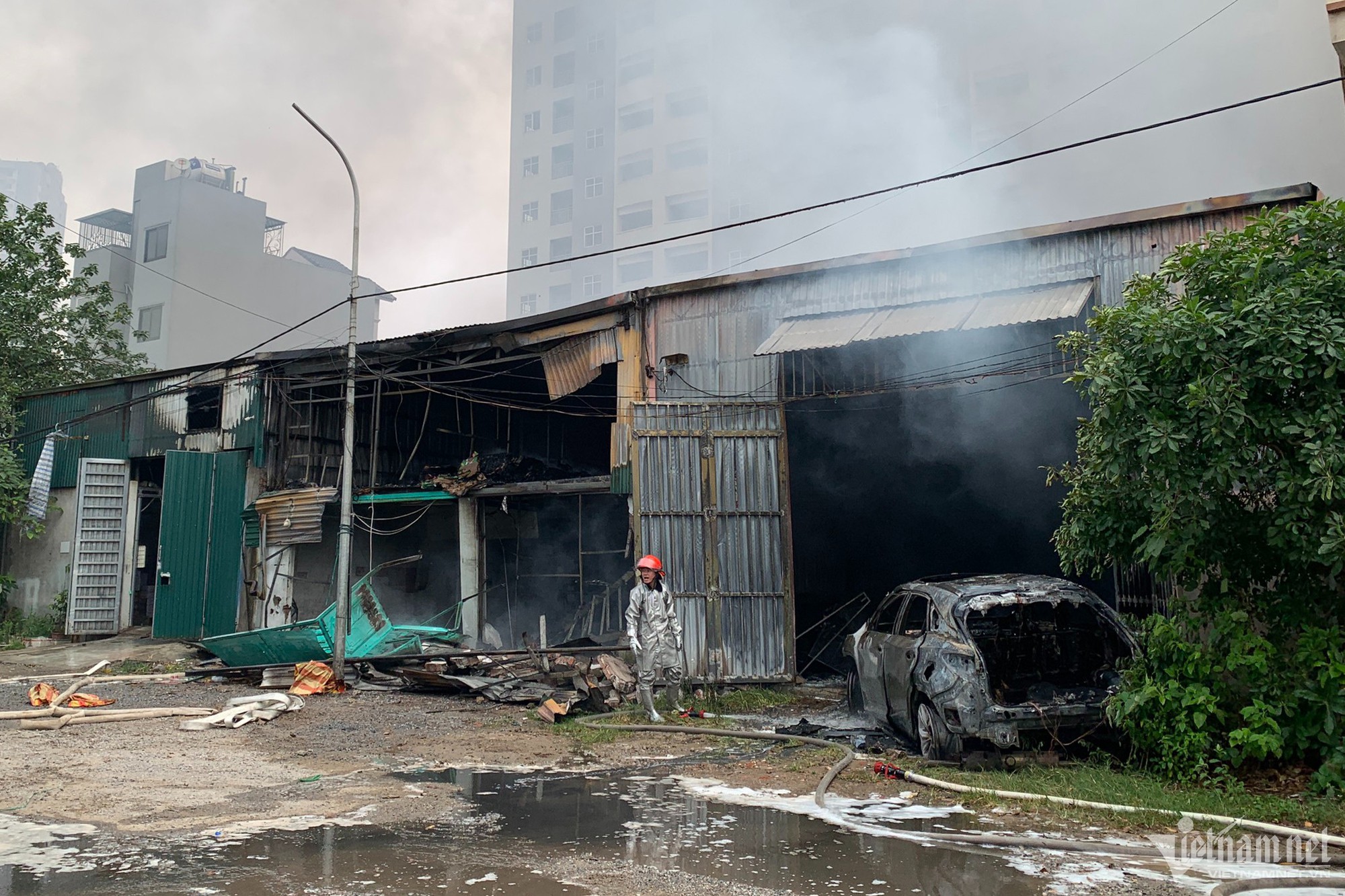 Hà Nội: Sau tiếng nổ, lửa bùng lên ngùn ngụt ở dãy kho xưởng khu Đền Lừ - Ảnh 8.