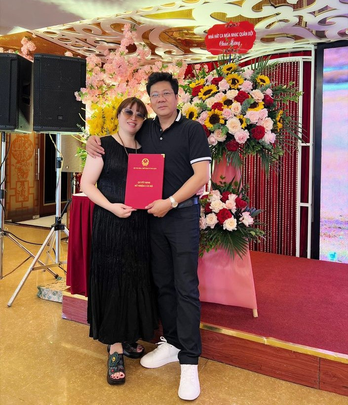 Vợ NSND Quốc Hưng hạnh phúc khi chồng lên chức Phó Giám đốc Học viện Âm nhạc - Ảnh 2.