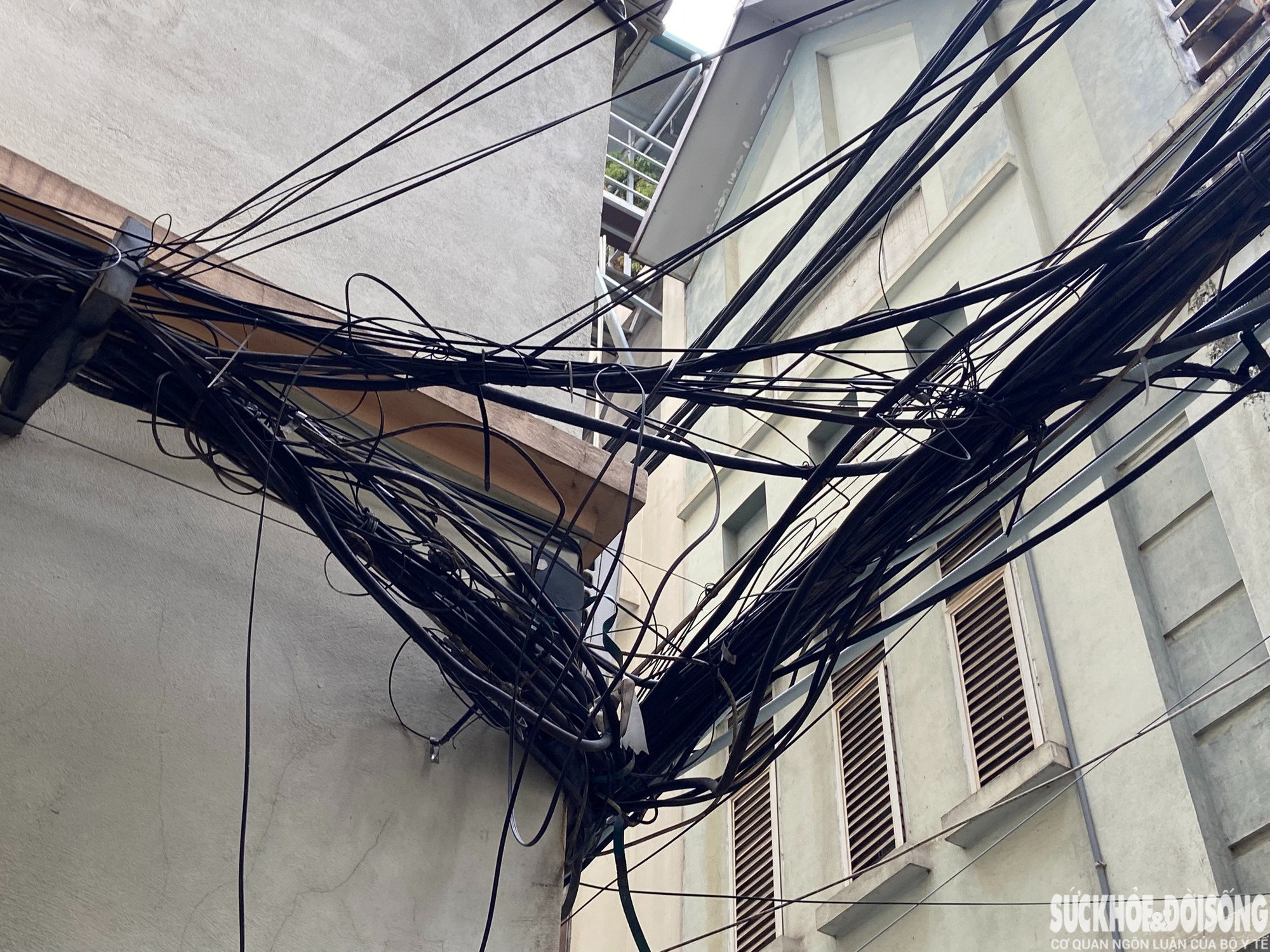 Dây điện chằng chịt như “mạng nhện” giăng khắp phố phường Thủ đô - Ảnh 7.