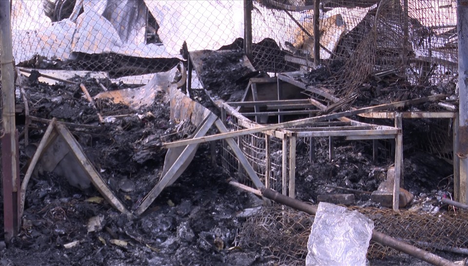 Cảnh hoang tàn sau vụ cháy chợ tự phát khiến nhiều ki ốt và ô tô bị thiêu rụi - Ảnh 11.