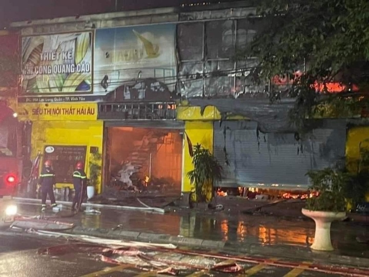 Cháy chợ ở Vĩnh Phúc, hơn 10 ki ốt và 2 ô tô bị thiêu rụi - Ảnh 1.