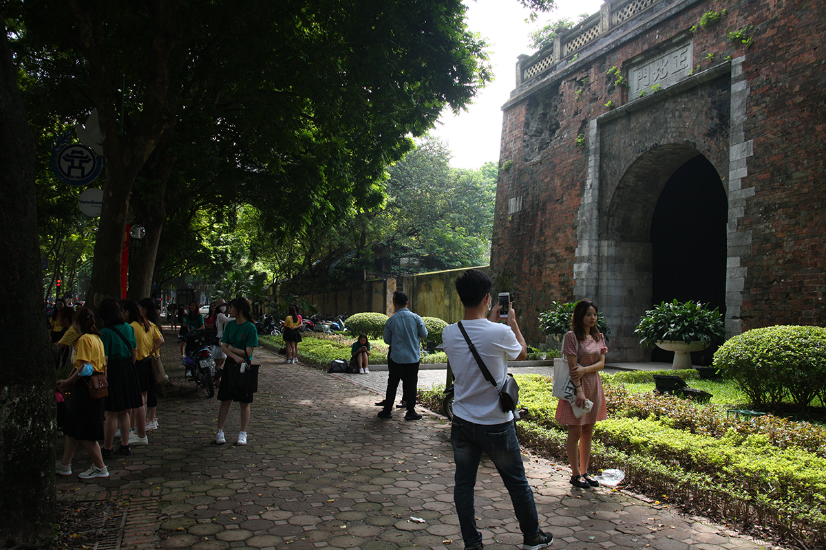 Con phố hiếm hoi của Hà Nội rợp bóng râm suốt cả ngày, người dân đi qua như được giải nhiệt trong những  ngày nắng nóng đỉnh điểm - Ảnh 10.