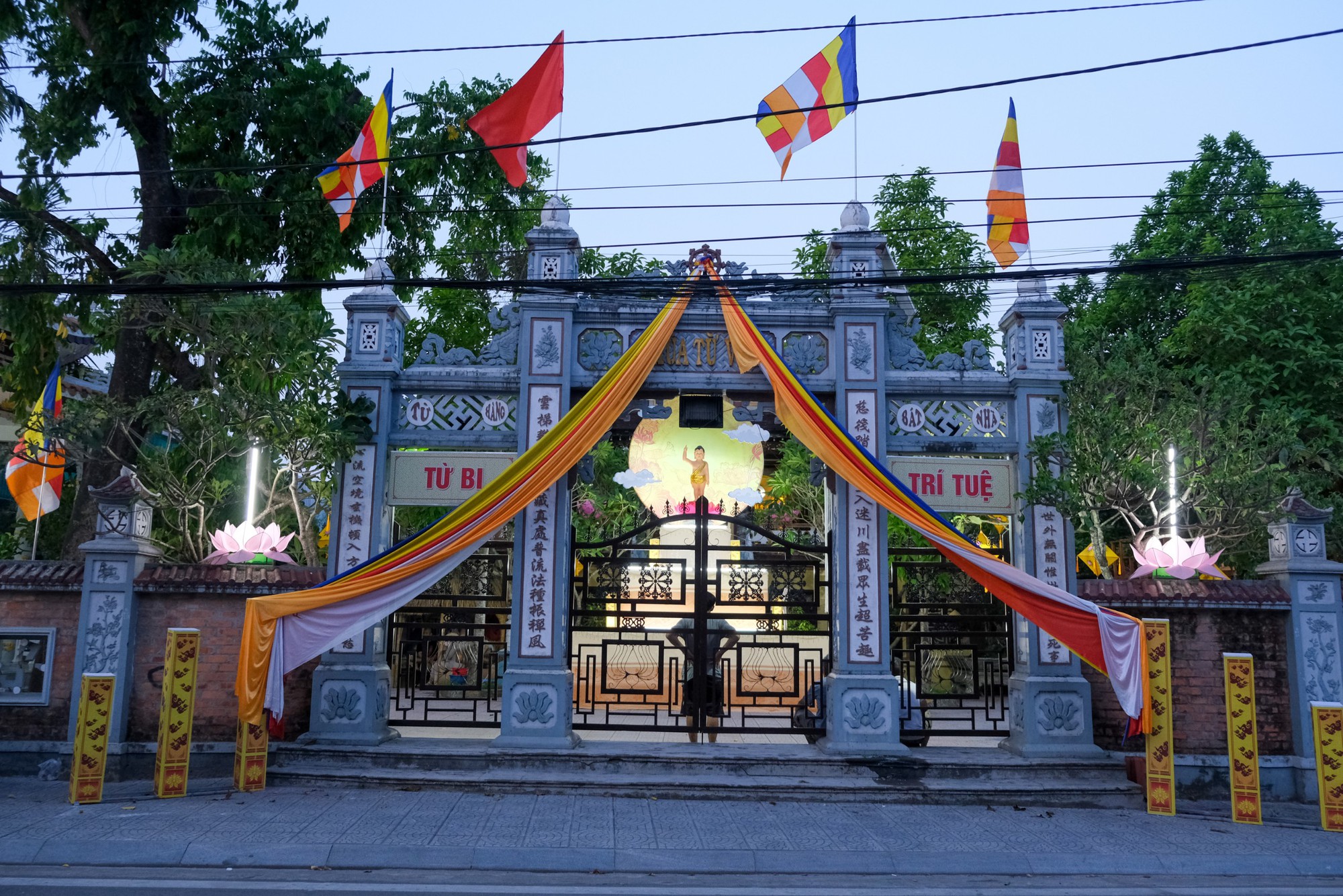 Huế rực rỡ muôn sắc cờ hoa mừng đại lễ Phật đản - Ảnh 2.