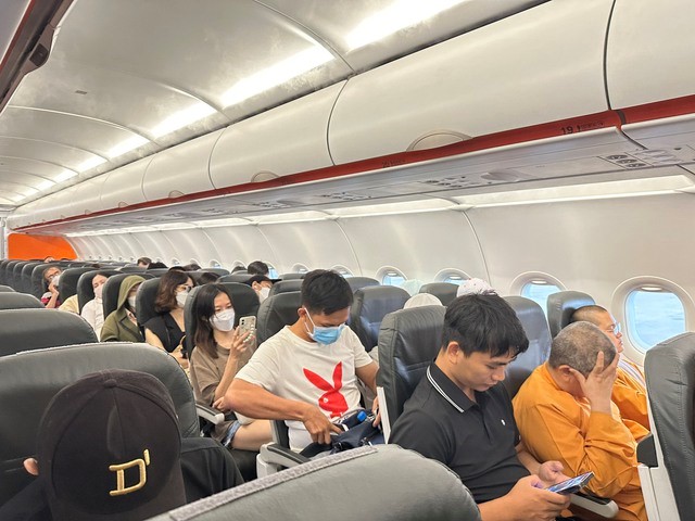 Hàng chục chuyến bay chuyển hướng, delay do thời tiết xấu tại Tân Sơn Nhất - Ảnh 1.
