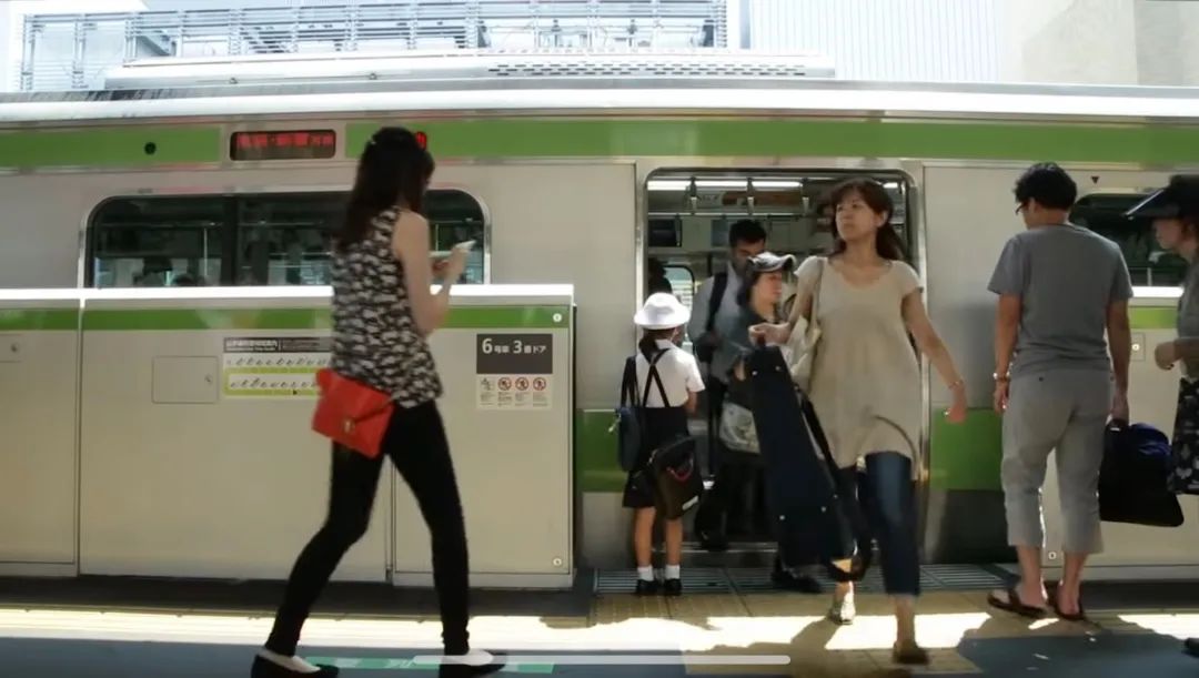 Đằng sau những đứa trẻ Nhật Bản tự đi bộ đến trường: Sự chung sức của cả cộng đồng và giáo dục tinh tế - Ảnh 1.