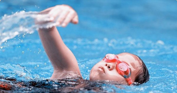 Đi bơi mùa hè: 7 lợi ích khiến bạn không nên chần chừ, từ đốt mỡ đến khỏe thân