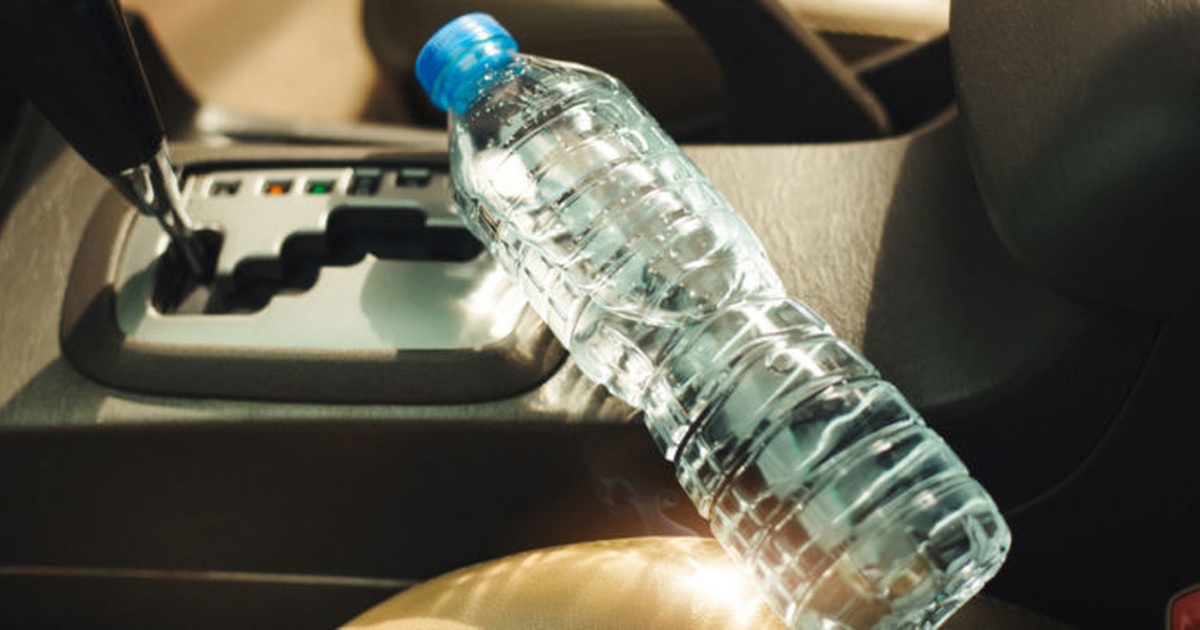 Các vật dụng không để trong ô tô, khi đỗ xe ngoài trời nắng nóng - Ảnh 1.