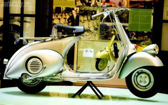 Xe máy 'huyền thoại' từng khiến dân Việt mê mẩn: Lạ lùng dòng xe có tuổi đời gần 80 năm vẫn được tranh mua với giá cả tỷ đồng