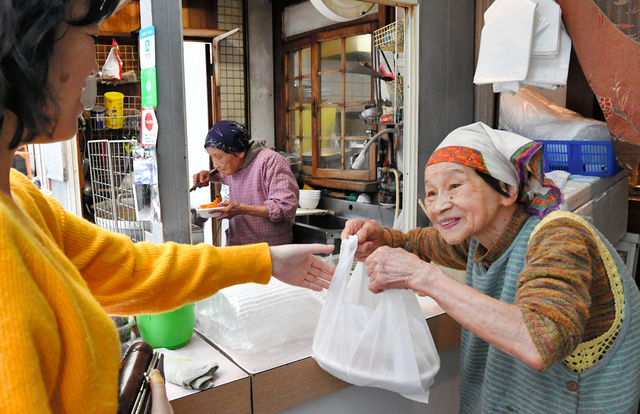 Hai cụ bà sinh đôi Nhật Bản: Thuở nhỏ chia ly, kết hôn chọn sai tấm chồng, cùng sống lạc quan kinh doanh tiệm ăn nổi tiếng gần 50 năm - Ảnh 3.