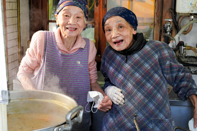 Hai cụ bà sinh đôi Nhật Bản: Thuở nhỏ chia ly, kết hôn chọn sai tấm chồng, cùng sống lạc quan kinh doanh tiệm ăn nổi tiếng gần 50 năm - Ảnh 7.