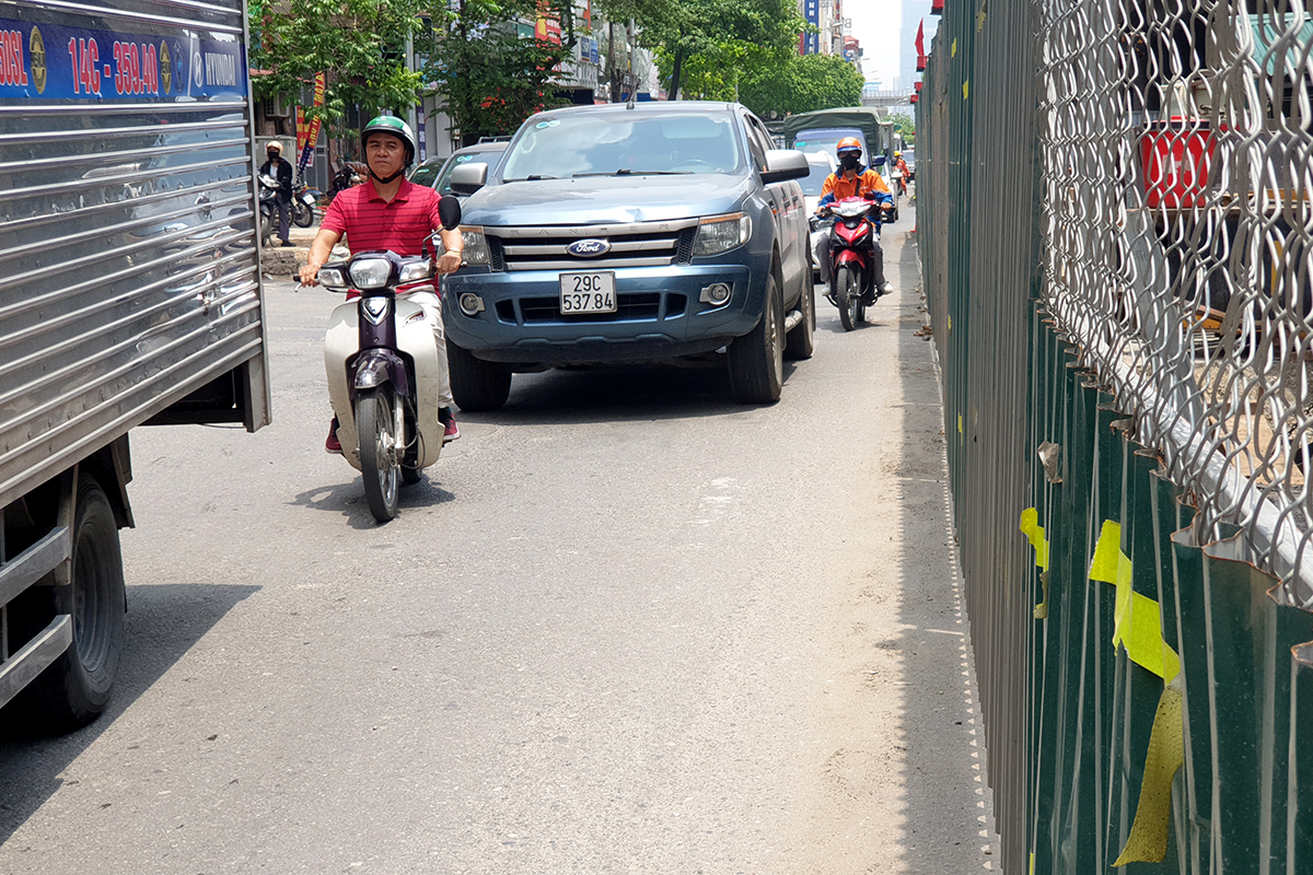 Chùm ảnh: Người dân chật vật qua đoạn đường 1,5km có tới 15 điểm quây tôn như một cực hình - Ảnh 7.