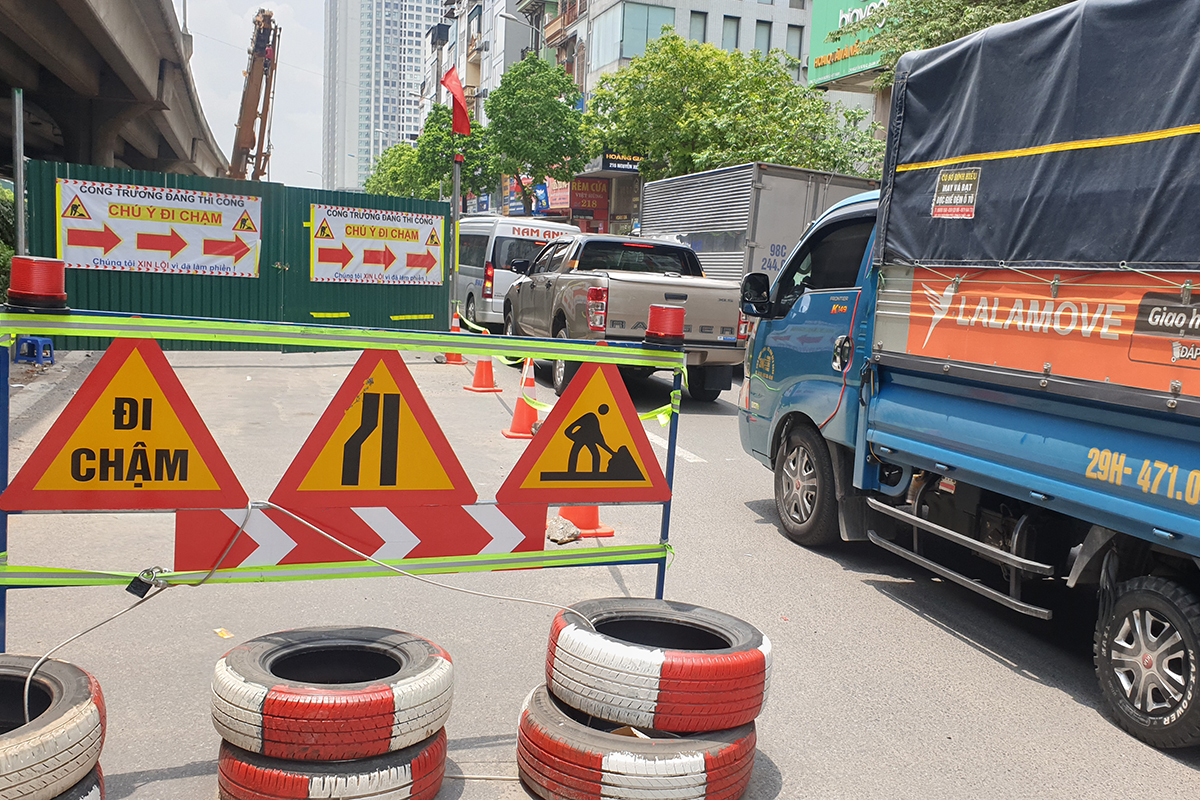 Chùm ảnh: Người dân chật vật qua đoạn đường 1,5km có tới 15 điểm quây tôn như một cực hình - Ảnh 6.