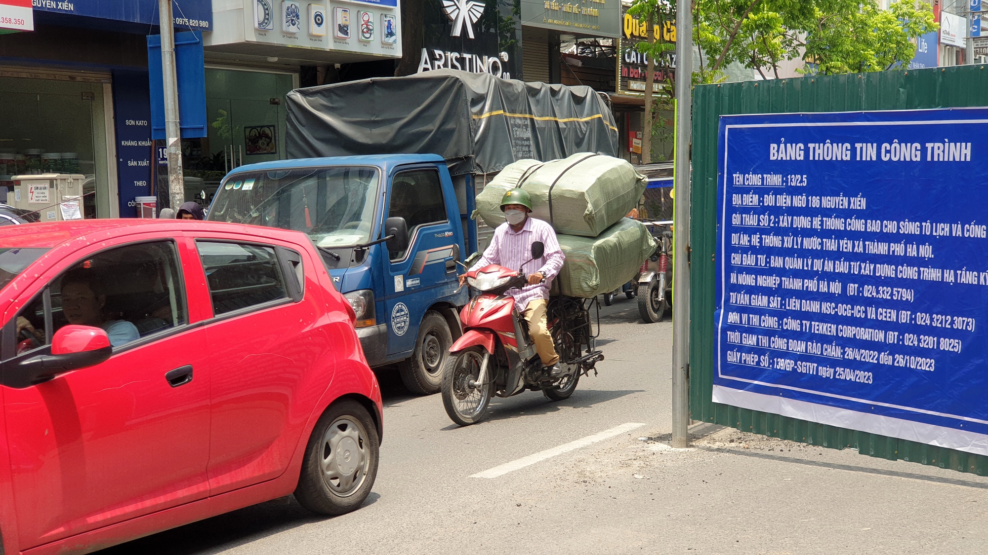 Chùm ảnh: Người dân chật vật qua đoạn đường 1,5km có tới 15 điểm quây tôn như một cực hình - Ảnh 10.