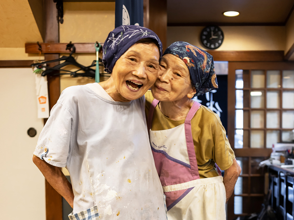 Hai cụ bà sinh đôi Nhật Bản: Thuở nhỏ chia ly, kết hôn chọn sai tấm chồng, cùng sống lạc quan kinh doanh tiệm ăn nổi tiếng gần 50 năm - Ảnh 1.