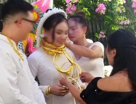 Cô dâu đeo vàng trĩu cổ, nhận 5 tỉ đồng trong ngày lễ nạp tài - Ảnh 3.