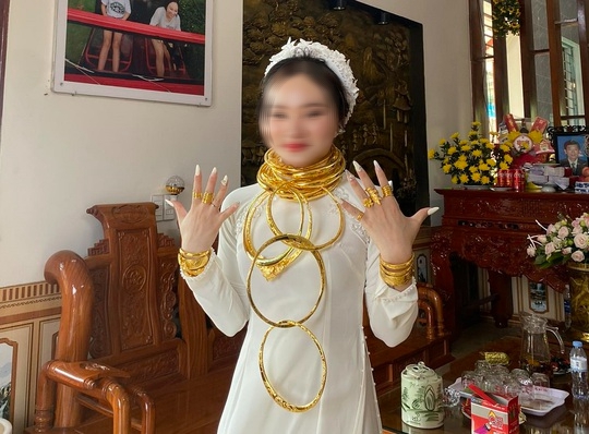 Cô dâu đeo vàng trĩu cổ, nhận 5 tỉ đồng trong ngày lễ nạp tài - Ảnh 4.