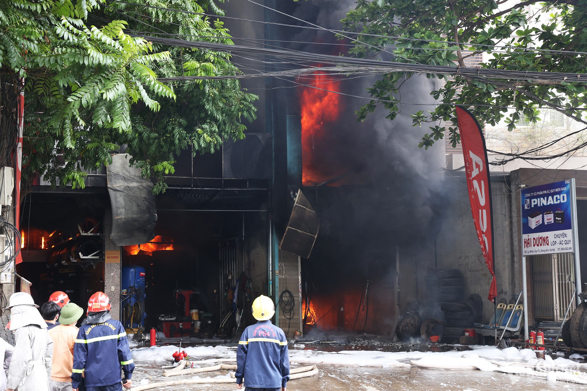 Cháy cơ sở sửa chữa lốp ô tô ở Hà Nội, khói bốc lên đen kịt - Ảnh 3.