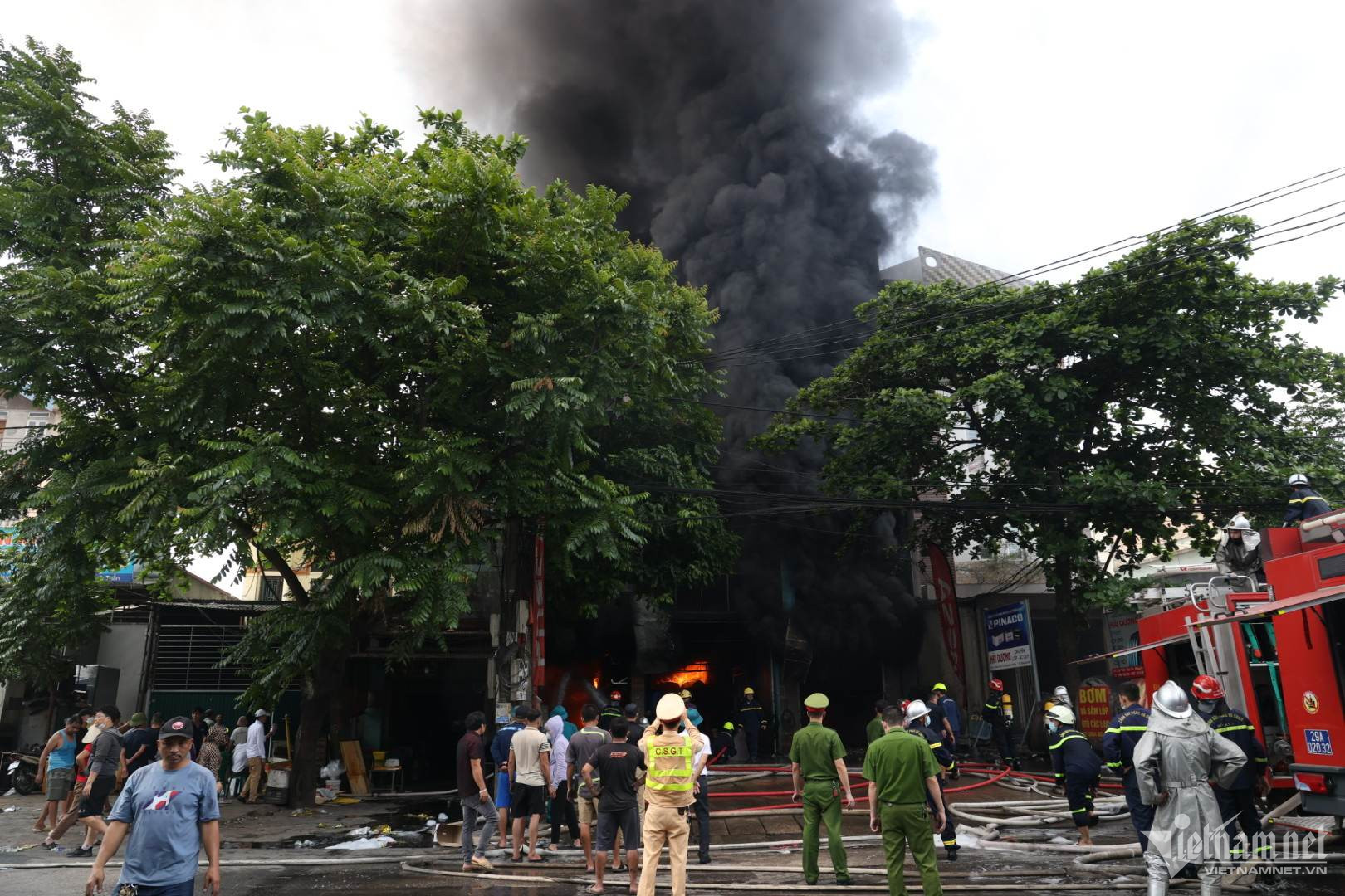 Cháy cơ sở sửa chữa lốp ô tô ở Hà Nội, khói bốc lên đen kịt - Ảnh 1.