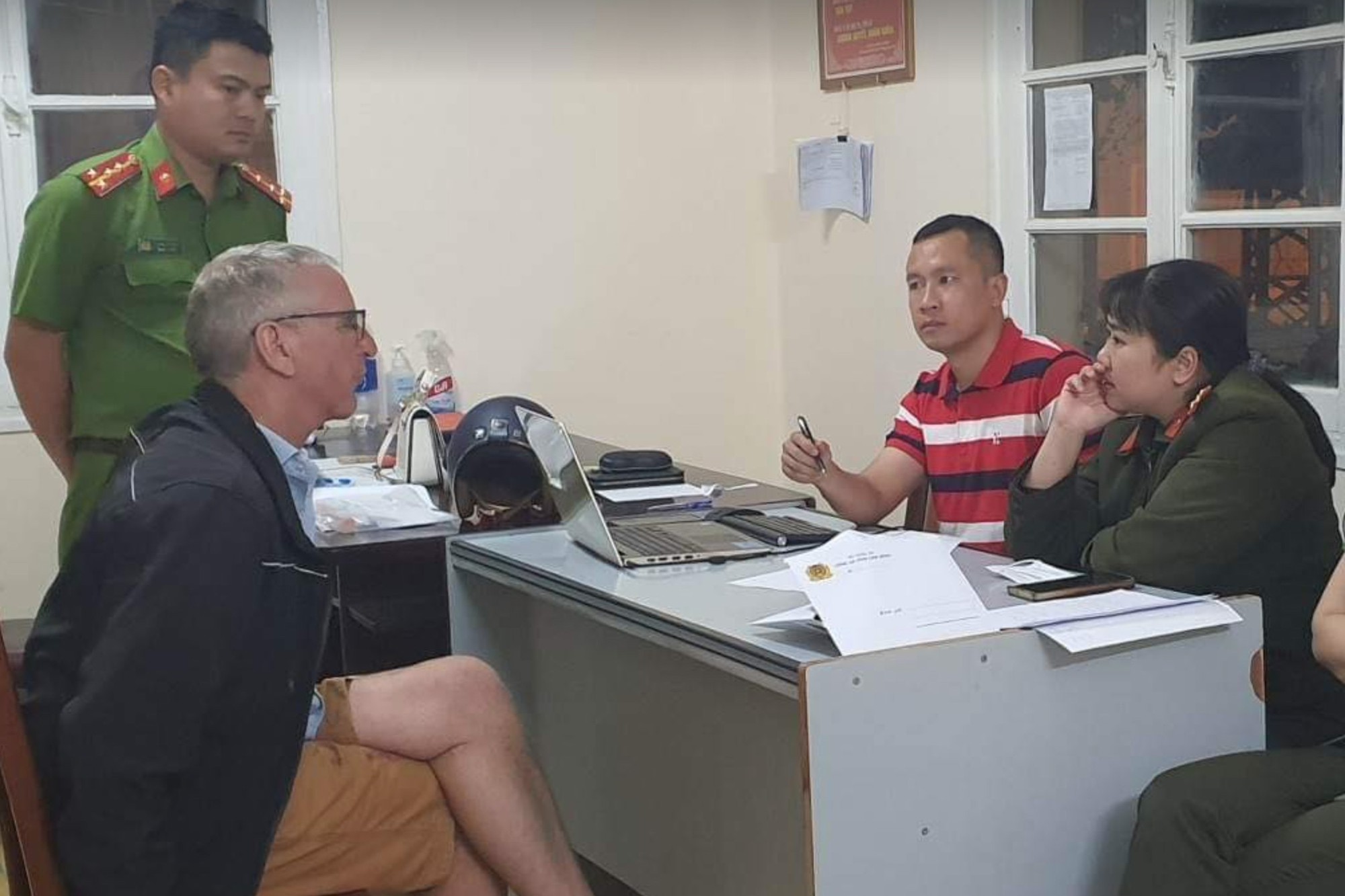 Bắt người đàn ông nước ngoài nghi đâm vợ tử vong ở Đà Lạt - Ảnh 2. Bắt người đàn ông nước ngoài nghi đâm vợ tử vong ở Đà Lạt - Ảnh 2.