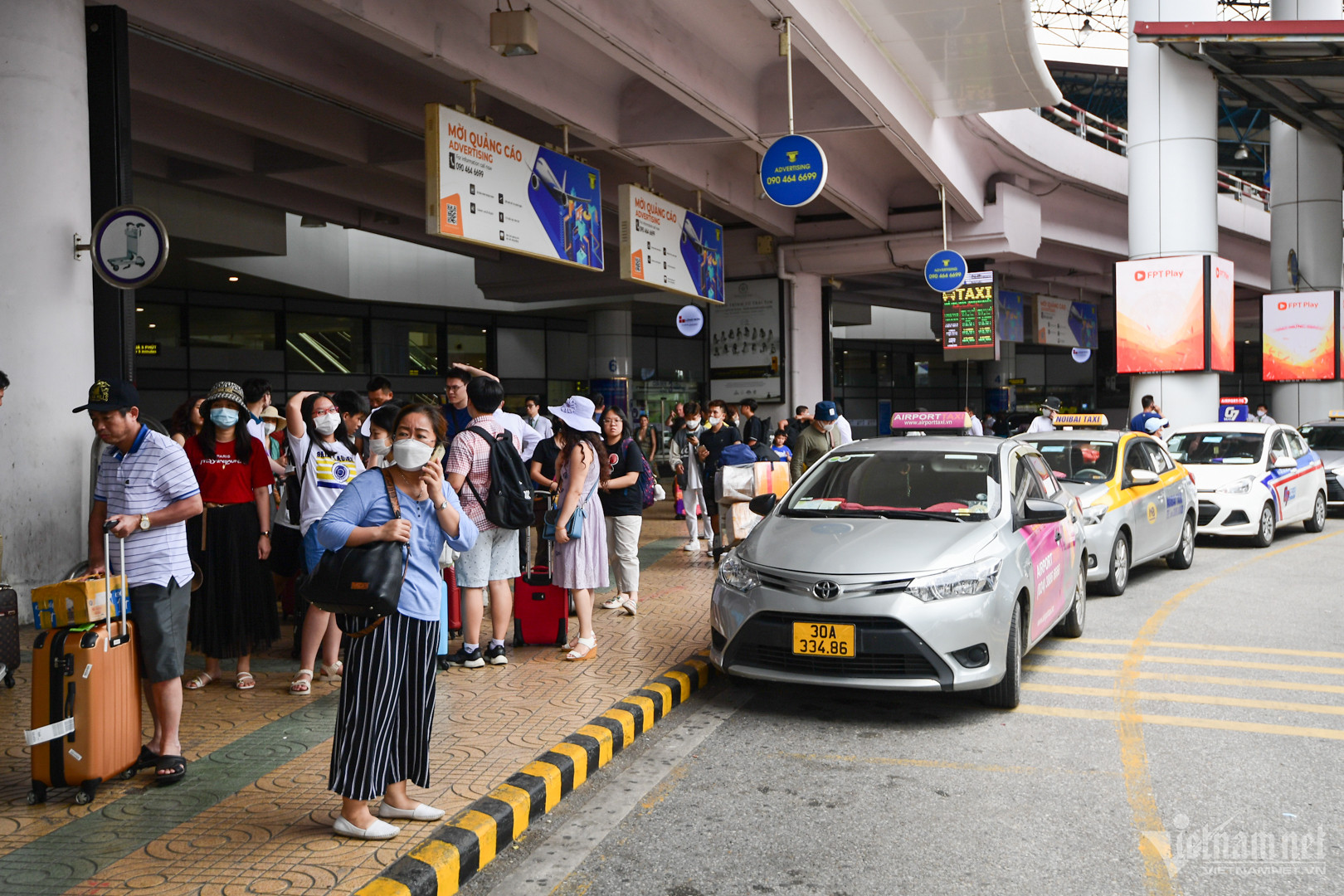 Sân bay Nội Bài chật cứng hành khách ngày cuối kỳ nghỉ lễ - Ảnh 2.