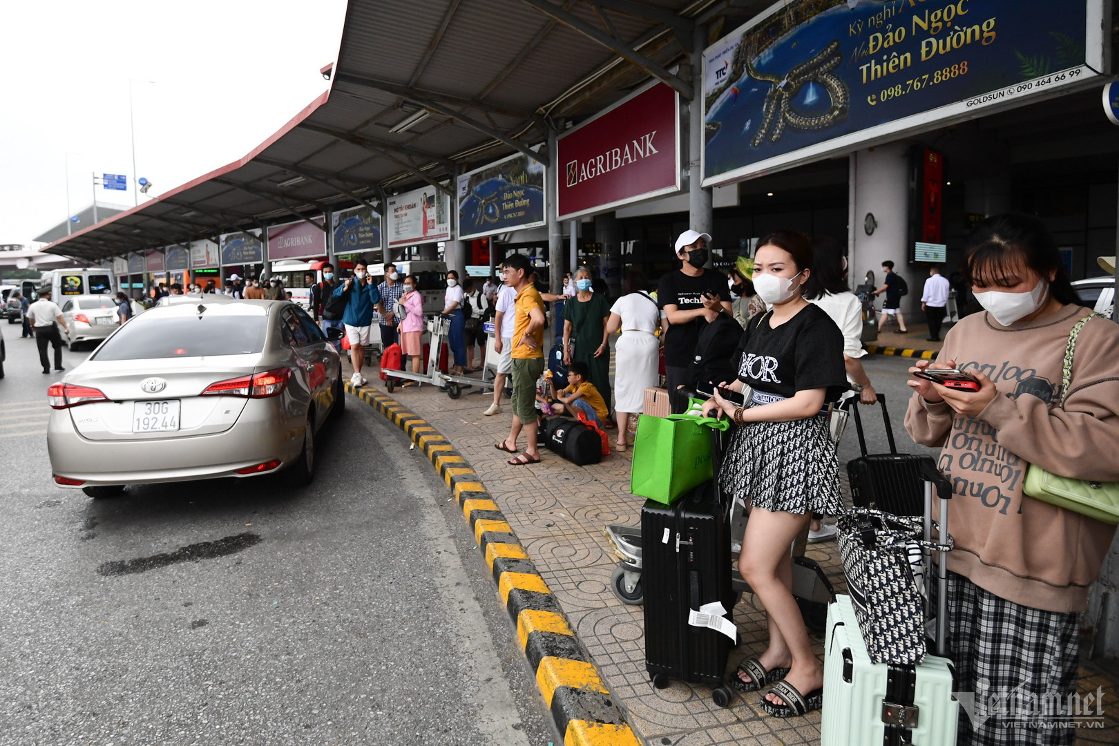Sân bay Nội Bài chật cứng hành khách ngày cuối kỳ nghỉ lễ - Ảnh 3.