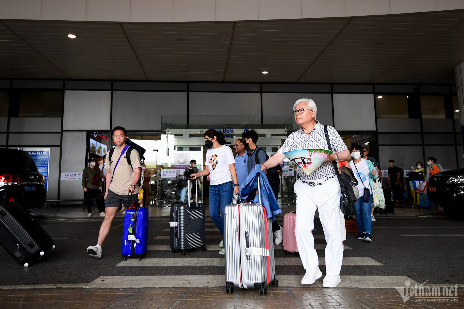 Sân bay Nội Bài chật cứng hành khách ngày cuối kỳ nghỉ lễ - Ảnh 1.