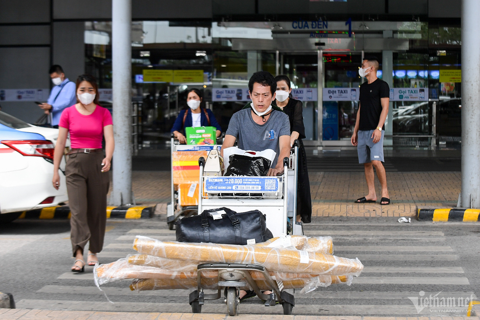 Sân bay Nội Bài chật cứng hành khách ngày cuối kỳ nghỉ lễ - Ảnh 6.