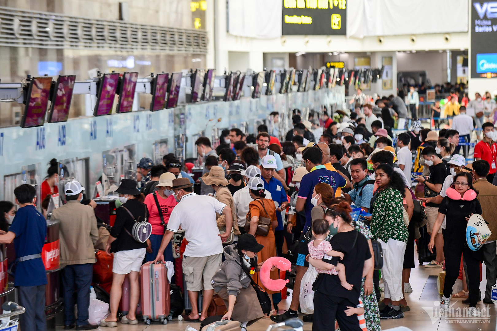 Sân bay Nội Bài chật cứng hành khách ngày cuối kỳ nghỉ lễ - Ảnh 12.