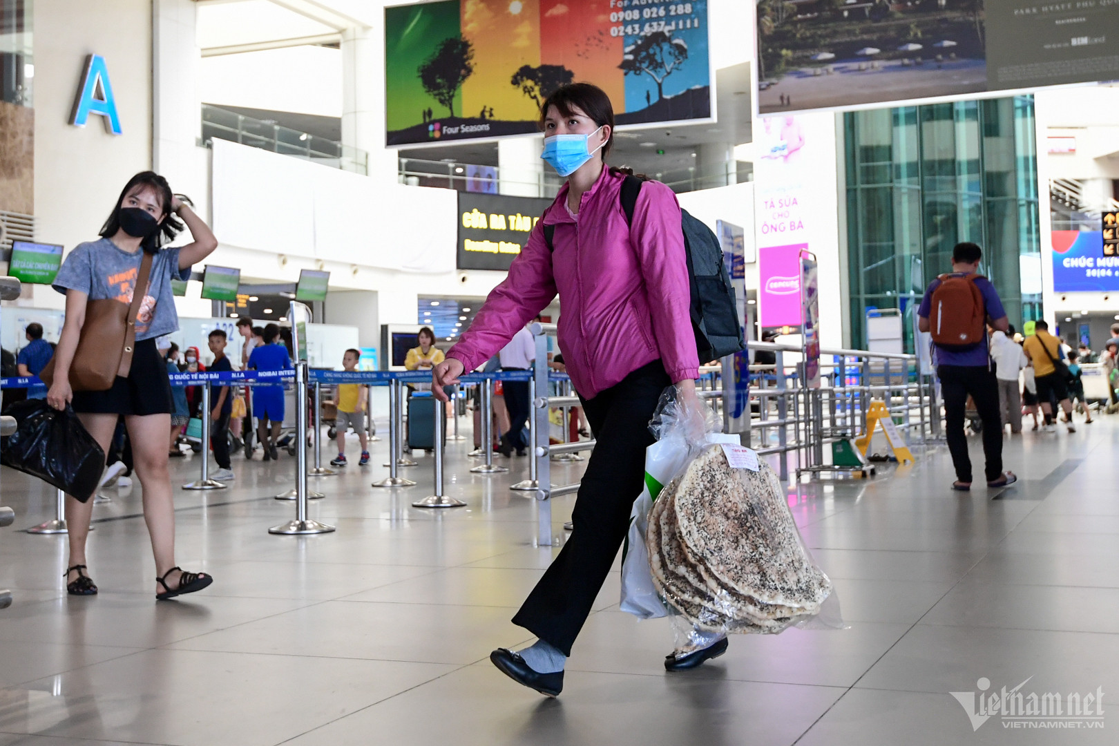 Sân bay Nội Bài chật cứng hành khách ngày cuối kỳ nghỉ lễ - Ảnh 9.
