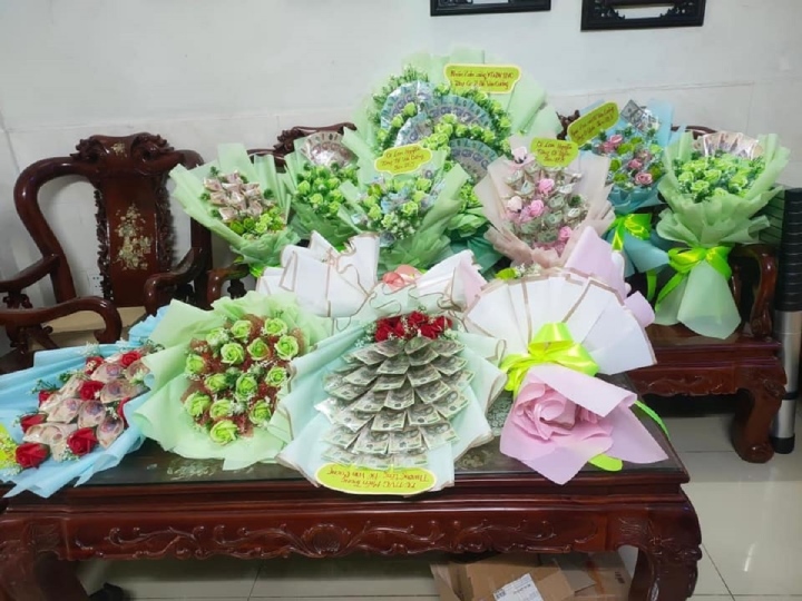 Hồ Văn Cường được tặng bó hoa cài 120 triệu đồng - Ảnh 2.