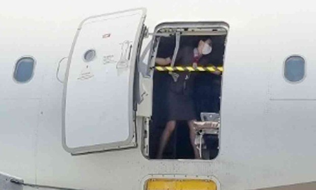 Vụ mở cửa thoát hiểm máy bay: Khoảnh khắc ghi lại hành động của nữ tiếp viên hàng không khiến nhiều người bất ngờ - Ảnh 2.