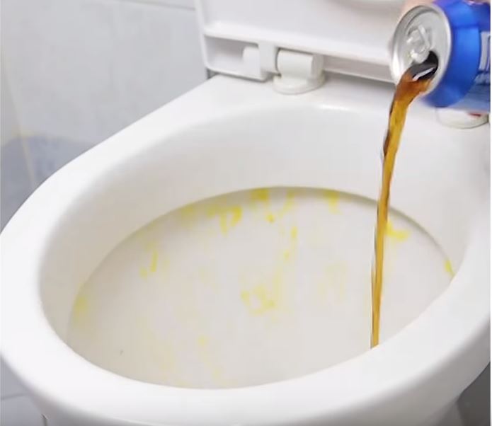 4 mẹo dọn dẹp nhà vệ sinh “độc lạ” nhưng hiệu quả đến bất ngờ - Ảnh 1.