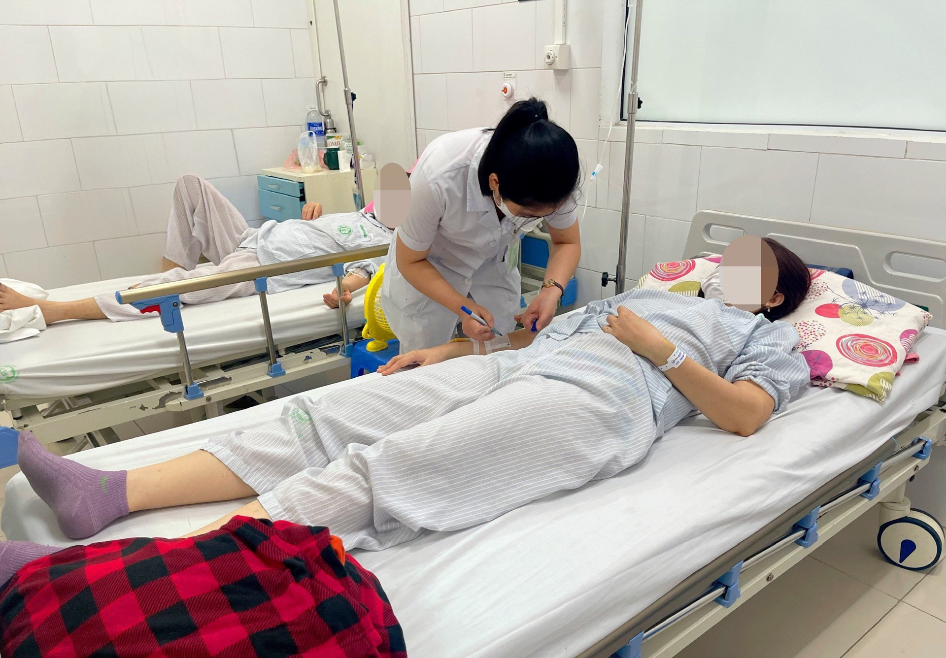 Mua bột màu đỏ ở chợ về làm nem rán, 2 mẹ phải con nhập viện cấp cứu - Ảnh 2.