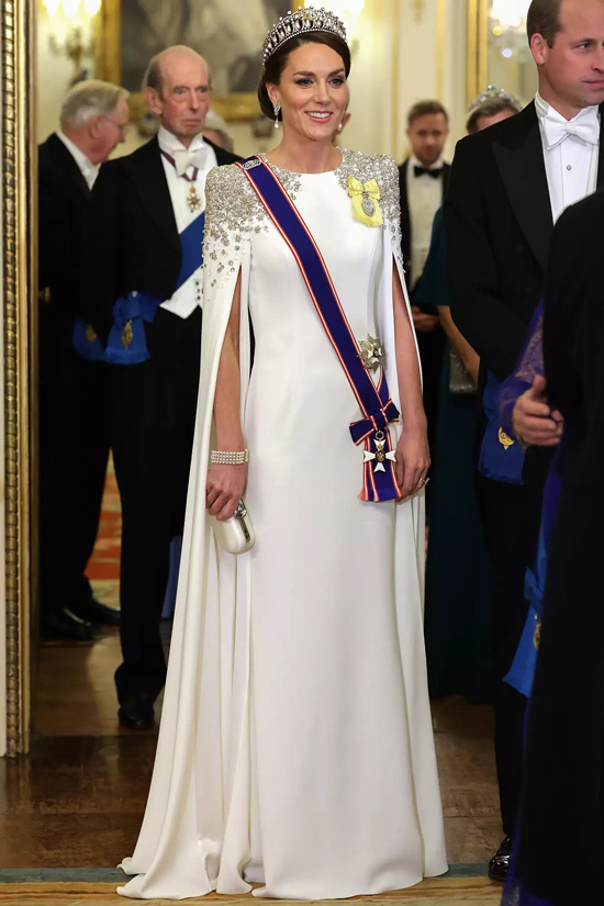 Vương phi xứ Wales chuẩn bị trang phục cho lễ đăng quang - Ảnh 1.