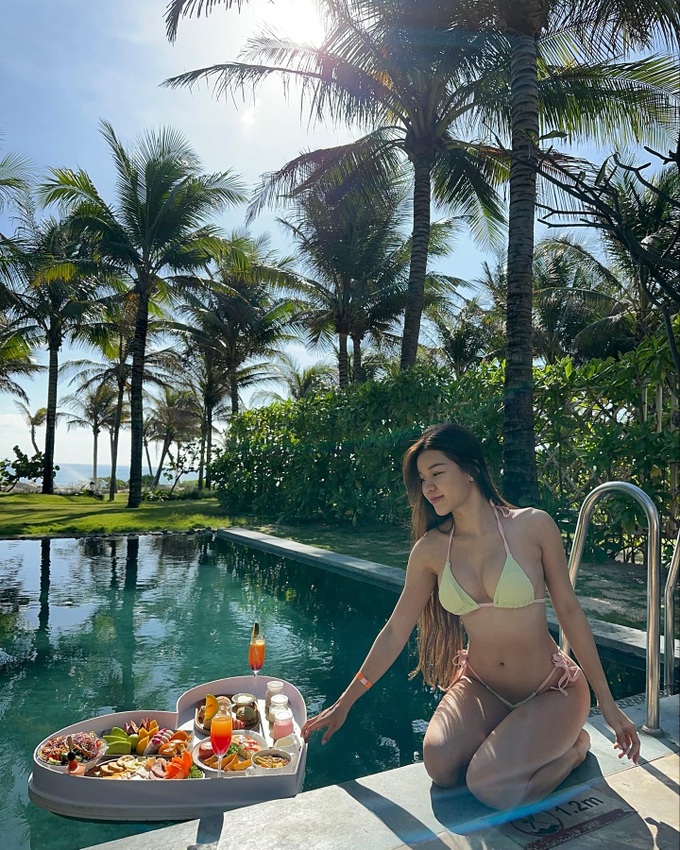 Vợ, bạn gái cầu thủ Việt đọ dáng nóng bỏng với bikini - Ảnh 4. Vợ, bạn gái cầu thủ Việt đọ dáng nóng bỏng với bikini - Ảnh 4.