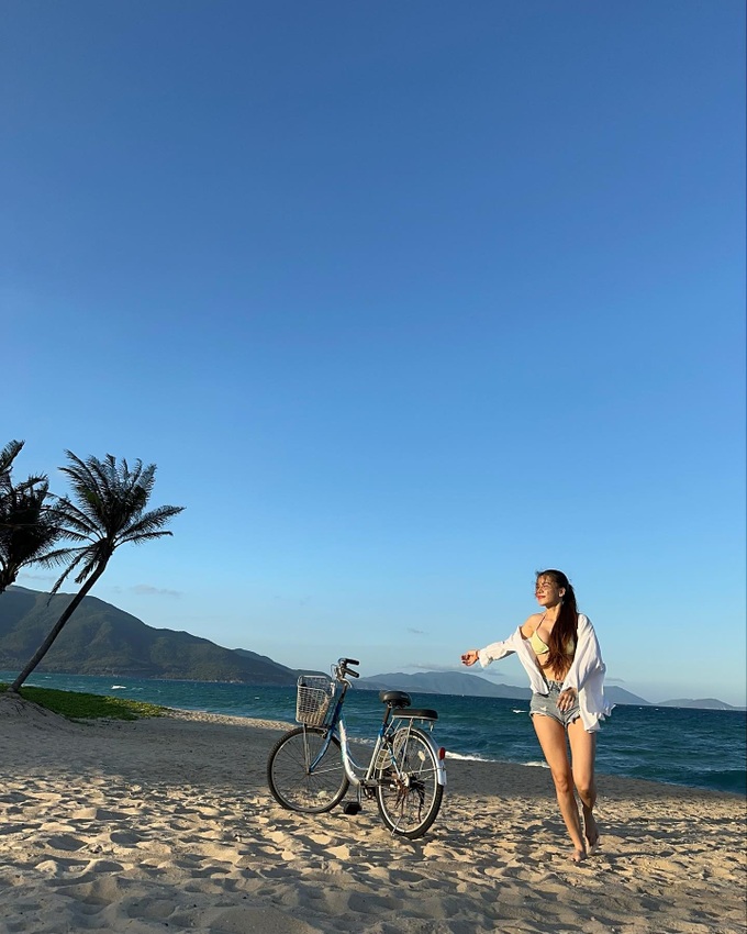 Vợ, bạn gái cầu thủ Việt đọ dáng nóng bỏng với bikini - Ảnh 5. Vợ, bạn gái cầu thủ Việt đọ dáng nóng bỏng với bikini - Ảnh 5.