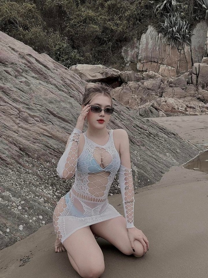 Vợ, bạn gái cầu thủ Việt đọ dáng nóng bỏng với bikini - Ảnh 7. Vợ, bạn gái cầu thủ Việt đọ dáng nóng bỏng với bikini - Ảnh 7.