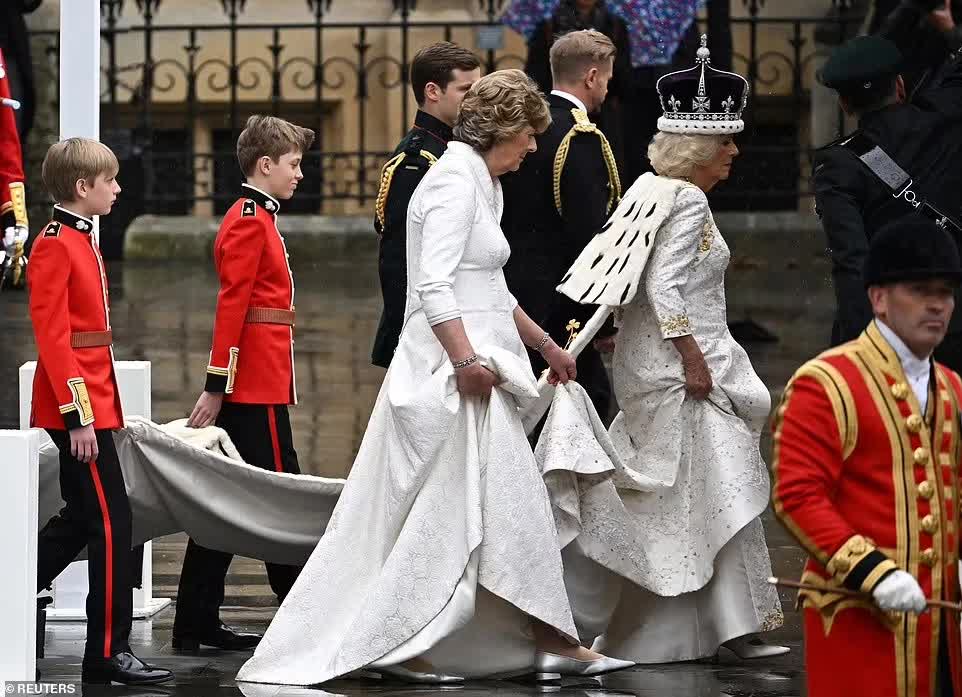 Trọn vẹn những khoảnh khắc ấn tượng trong Lễ đăng quang đi vào lịch sử của Vua Charles và Vương hậu Camilla - Ảnh 31.