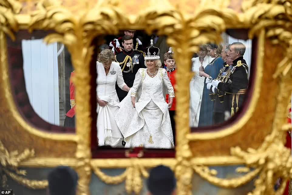Trọn vẹn những khoảnh khắc ấn tượng trong Lễ đăng quang đi vào lịch sử của Vua Charles và Vương hậu Camilla - Ảnh 39.