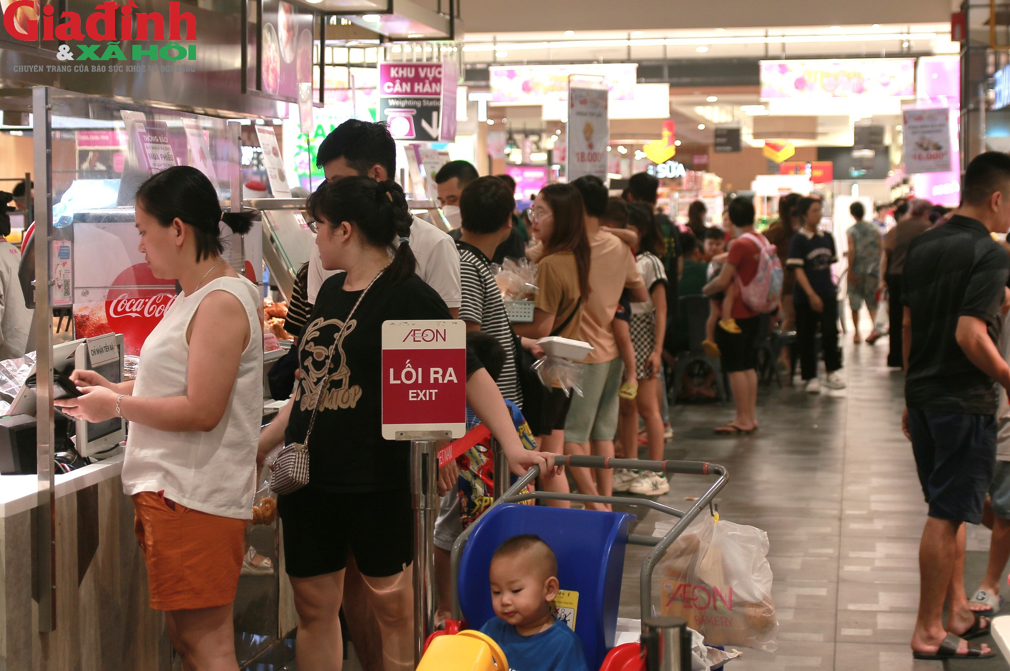 Hà Nội: Người dân đổ xô đến các trung tâm thương mại trốn nắng dịp cuối tuần - Ảnh 8.