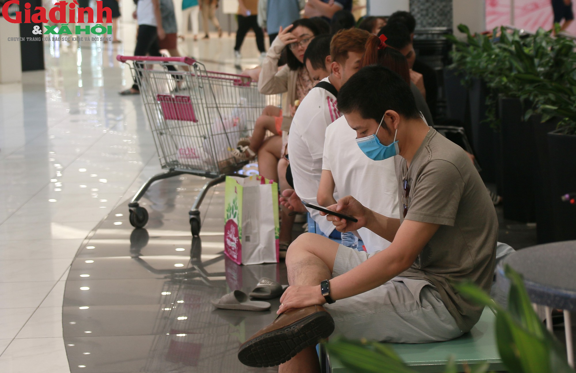 Hà Nội: Người dân đổ xô đến các trung tâm thương mại trốn nắng dịp cuối tuần - Ảnh 12.