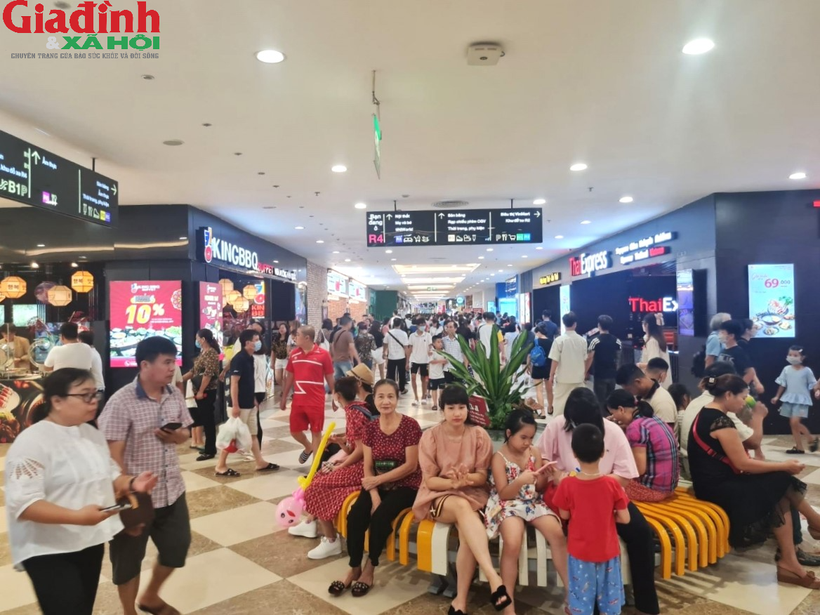 Hà Nội: Người dân đổ xô đến các trung tâm thương mại trốn nắng dịp cuối tuần - Ảnh 13.