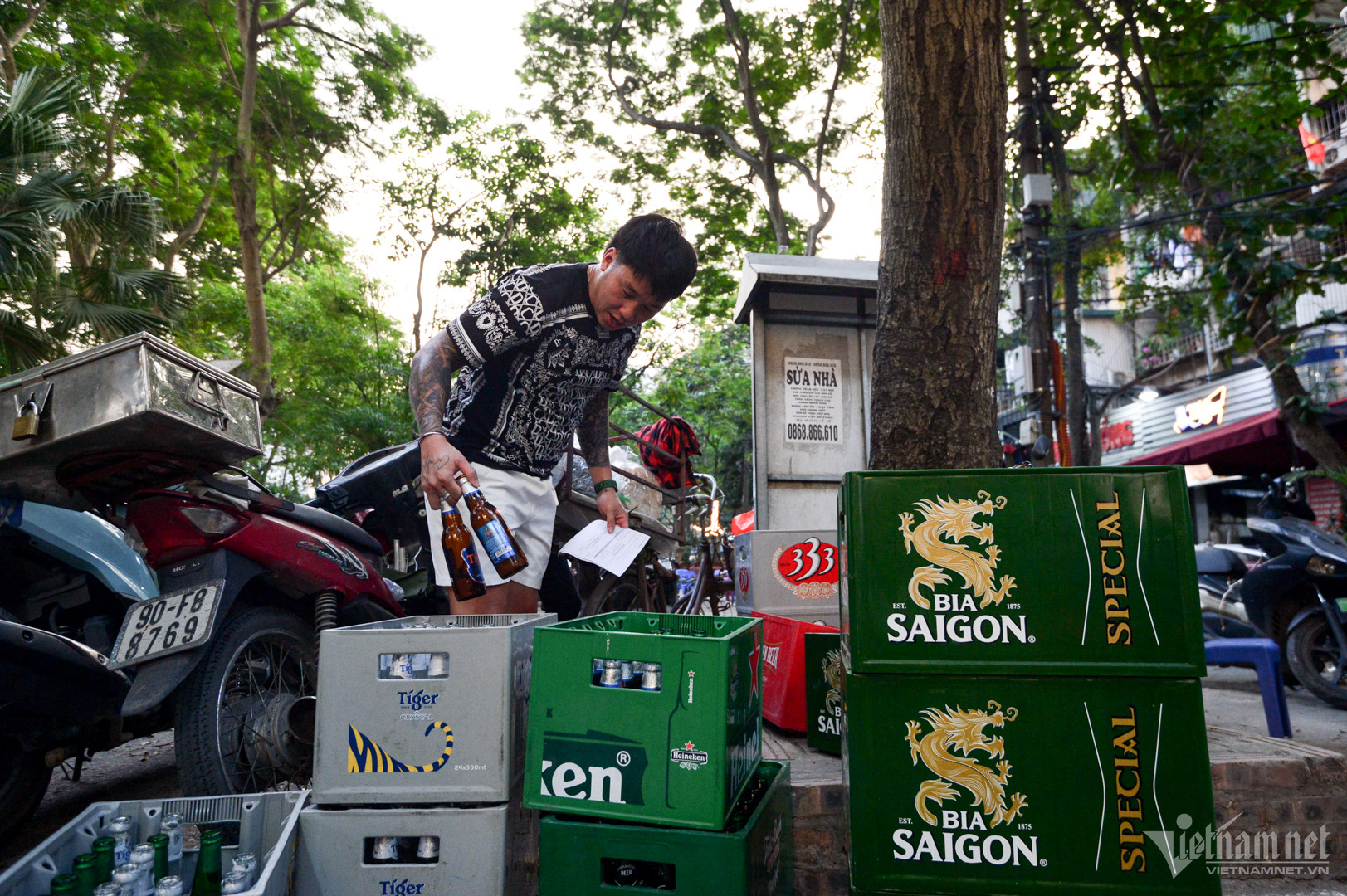 Dân Hà Nội đợi tắt nắng rồi tụ tập nhậu bên hồ trong ngày nóng 40 độ C - Ảnh 4.