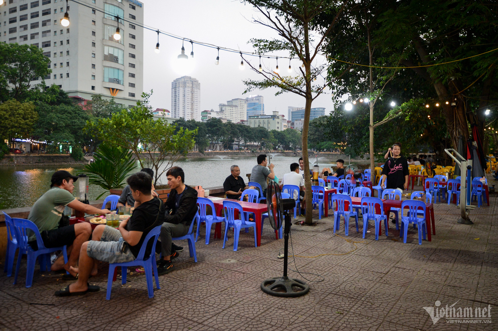 Dân Hà Nội đợi tắt nắng rồi tụ tập nhậu bên hồ trong ngày nóng 40 độ C - Ảnh 8.